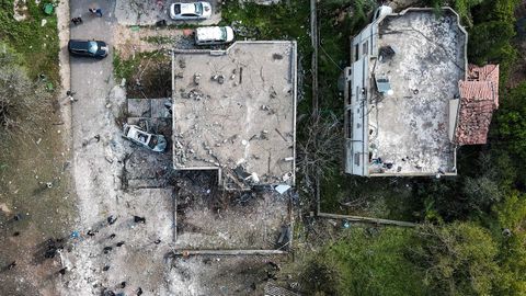 Vista a�rea de edificios da�ados tras los ataques con proyectiles contra Israel por parte de Hezbol�, grupo respaldado por Ir�n, en el L�bano.