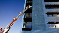 Los bomberos entran por la ventana del�hospital