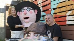 Montse Fraga, co cabezudo de Castelao, e �alo Grandal, con de Rosal�a de Castro.