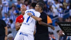 Aubameyang y Antonio Hidalgo se abrazan tras el empate del domingo