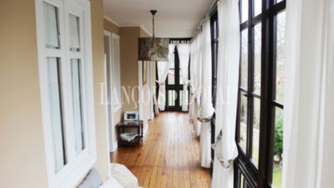 Interior de una de las galer�as acristaladas de una casa de indianos a la venta en Coviella