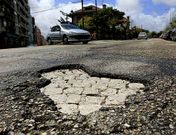 Uno de los numerosos baches que salpican las diferentes calles de la ciudad.