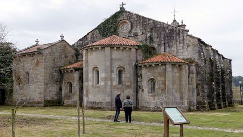 Exterior del monasterio de Bergondo, donde se aprecia a la derecha la capilla cedida a la familia que en 1957 reconstruy�  la fachada, afectada por la ca�da de un rayo.