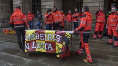 Bomberos comarcales desmontando el campamento que ten�an en el Obradoiro