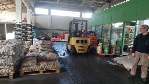 En Vicente de la Fuente Comercial Agrícola optan por tener todo el material subido en palés para evitar más daños.