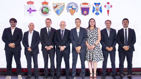 En la imagen, de izquierda a derecha: Massimo Benassi, consejero delegado del D�por; Manolo Higuera, presidente del Racing de Santander; Jos� Mar�a Mu�oz Jim�nez, administrador judicial del M�laga; Javier Tebas, presidente de La Liga; Pau Morilla i Giner, presidente del Sabadell; Carolina Holgu�n, presidenta del Eldense; Felipe Mi�ambres, presidente del Tenerife; y Carlos Cao, director de relaciones institucionales del Celta Fortuna.