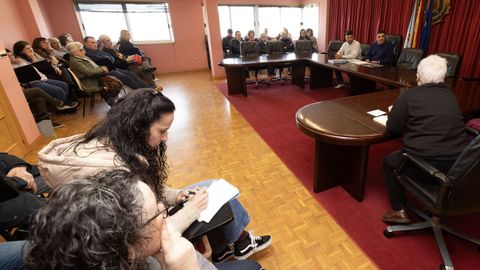 Reuni�n del alcalde con los vecinos de Laxe, este lunes.