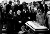 Adolfo Su�rez, con su madre en el entierro de su padre, Hip�lito Su�rez Guerra, en 1980.