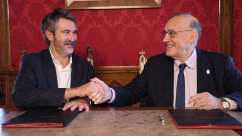 El alcalde y el rector de la Universidade de Vigo, tras la firma del convenio.