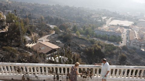 Algunos vecinos han regresado a sus hogares, arrasados por el incendio en Castell�n