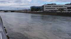 El ro Piles, en Gijn, lleno de espuma cerca de la desembocadura en la Playa de San Lorenz