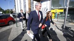 Alfonso Rueda e In�s Rey, llegando a la sede de la Xunta en A Coru�a, este jueves.