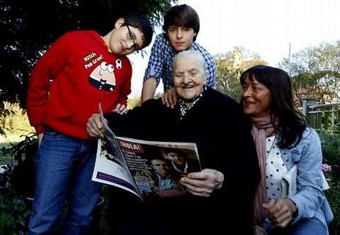 Consuelo, ayer, con su nieta Elena y dos de sus bisnietos, Manuel Couto y Diego Porteiro.