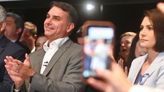 Fl�vio Bolsonaro aplaude durante un acto en el que le acompa�a su madrastra, Michelle Bolsonaro