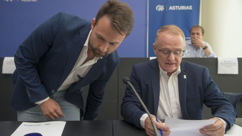 El secretario general del PP de Asturias, �lvaro Queipo (i), y el portavoz del PP, Diego Canga (GPP), durante la Junta Directiva Regional del partido