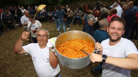 Fabi�n Mouzo, a la derecha, sirviendo callos durante la Fagu�a