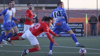 Brais Pedreira (dorsal 14) le marc dos tantos al Boimorto, suma 10 goles y es pichichi del grupo segundo de la Primera Futgal.