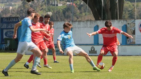 El celeste K&auml;blik, que volver&aacute; a formar de titular, pugna por un bal&oacute;n con Lago, del Gran Pe&ntilde;a