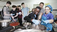 Los escolares del colegio de Mosteiro, en Meis, reciben con gaitas y pulpo a los alumnos de intercambio con Irlanda