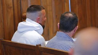 Carlos Silla, considerado el jefe de la organizacin, con sudadera blanca, y Antoln Fernndez Pajuelo, que pilotaba el velero Benirrs, en un momento del juicio