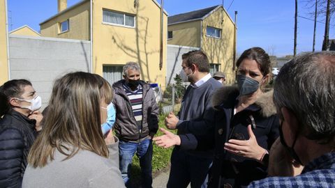 Lara Mndez y lvaro Santos explicaron a los vecinos cmo se legalizarn las casas