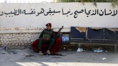 Un miembro de las Fuerzas Democrticas Sirias (SDF), lideradas por los kurdos, sentado en una calle de Qamishli, despus de que los rebeldes sirios anunciaran que haban derrocado a Bashar al-Assad de Siria.