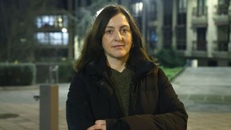 Montse P&eacute;rez cuida de su hermana Ana Bel&eacute;n, paciente de Huntington.