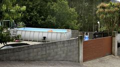 La piscina es desmontable y puede verse desde el exterior de la vivienda