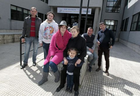 <span lang= es-es >Una ocasi�n para recordar</span>. En el centro, Pilar Chazo, que regent� el bar del instituto durante dos d�cadas rodeada de exalumnos, uno que a�n lo es y la peque�a, que podr�a serlo. 