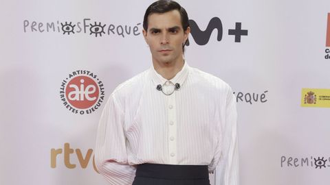 Jos� Pastor luci� falda en color negro, camisa blanca plisada con pu�os abullonados y botas militares