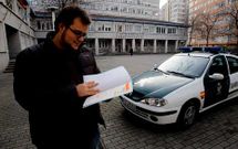 Un miembro de Stop Desahucios, con la documentaci�n presentada en los juzgados.