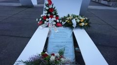 Flores en el monumento a los H�roes del Orz�n por el octavo aniversario de la tragedia