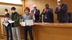 Paulo Joaqu�n Garc�a Elexpuru (primero por la derecha) junto a los otros dos j�venes que representar�n a Galicia en la final nacional 