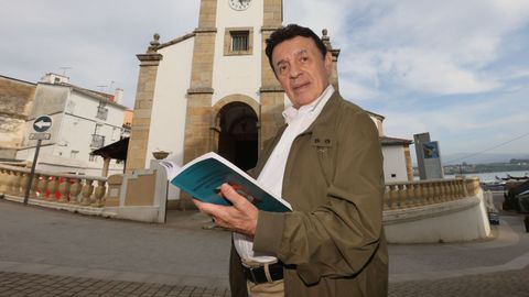 Euloxio Xesús Rubert Méndez, delante de la iglesia parroquial de Santiago de Foz, municipio donde reside
