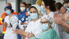 Trabajadores del servicio de urgencias del Hospital Montecelo, de Ponteveda, el pasado abril, en un homenaje a los profesionales fallecidos 