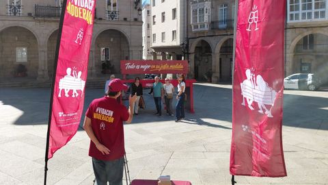 Banco gigante instalado en la Plaza Mayor de Ourense, durante la campa�a de OIVE