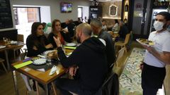 Los locales de hosteler�a recuperaron el 100 % del aforo, pero tienen que mantener el 1,5 metro de distancia entre personas. En la imagen, La Estafeta, en Pontevedra 