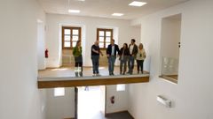 El presidente de la Diputaci�n y el alcalde de Ares estuvieron en las obras de reforma interior de la antigua Rectoral de la localidad, que funcionar� como centro social y cultural.