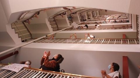 Trabajadores, en plena protesta, en las escaleras interiores del hospital de Cabuees