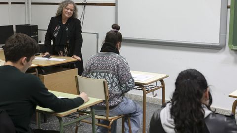 Aula para adultos en el Concepción Arenal con la profesora Divina Arnoso