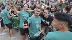 El ariete vigu�s Manu Justo posando con una aficionada en la celebraci�n del ascenso.