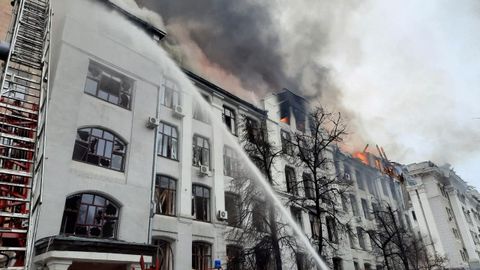 Edificios ardiendo en Jrkov por los ataques rusos