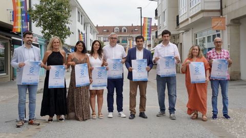 Integrantes de la directiva de XEA, del Concello de Ames y de la Xunta presentaron la actividad que busca fomentar entre los j�venes el consumo en negocios del municipio