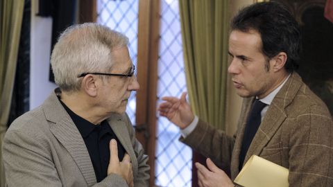 El concejal de IU Gaspar Llamazares (i) charla con el concejal de PP Nacho Cuesta, durante el pleno del Ayuntamiento de Oviedo
