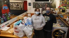 La ucraniana Aleksandra y el cacere�o Isaac recogen ayuda humanitaria en el Big Bar Theory, situado a pocos metros de Filolox�a. Las donaciones empiezan a acumularse al fondo del local conocido por sus hamburguesas y su tem�tica friki, que abarca tanto la decoraci�n (incluido un vinilo en el techo) como los juegos de rol y hasta sus tazas de series, pel�culas y c�mics.