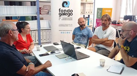 Reuni�n con el Fondo Galego de Cooperaci�n e Solidariedade con el bombero de Santiago y los t�cnicos deportivos de Trazo y Lousame que participar�n en Mozambique en el programa Especialistas en Coooperar.