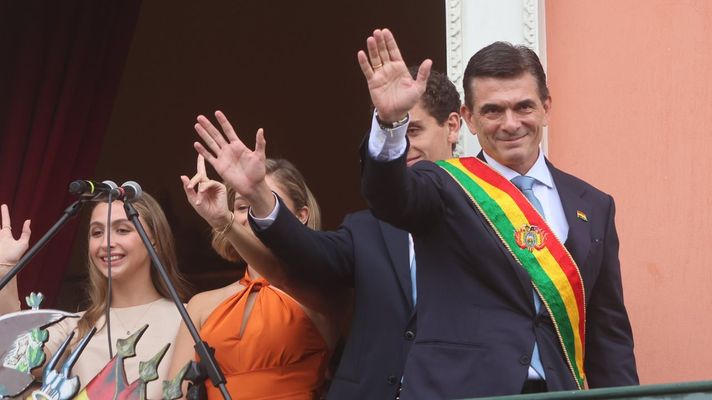 Paz Pereira, saluda a sus simpatizantes tras su toma de posesin.