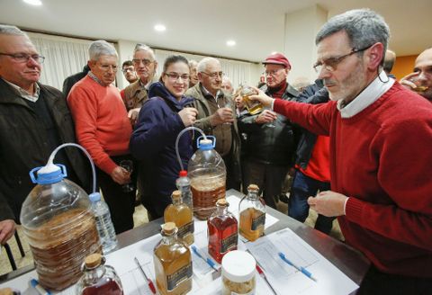 Además de la cata, los participantes pudieron comprobar como se elabora el hidromiel.