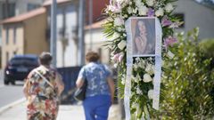 La familia de Diana Quer coloc su foto con flores en el lugar en el que desapareci, en A Pobra do Caramial.