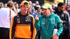 Lando Norris y Fernando Alonso bromean en el paddock antes de la carrera en Zandvoort.
